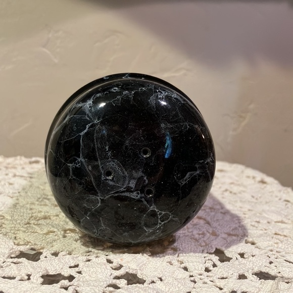 Marbled-colored Ceramic Salt and Pepper shakers - Picture 2 of 7